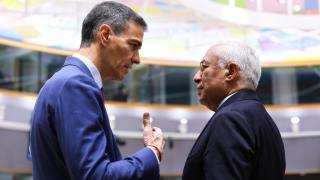 Pedro Sánchez speaks with European Council President António Costa during Thursday's summit in Brussels