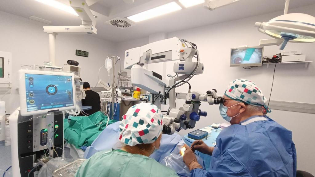 El doctor Cilveti de Vithas Xanit Internacional en una cirugía.