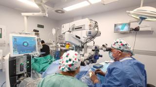 El doctor Cilveti de Vithas Xanit Internacional en una cirugía.