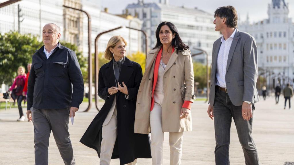 La secretaria general del PPdeG, Paula Prado; la responsable de la Federación Española de Municipios y Provincias, María José García-Pelayo; el portavoz popular en A Coruña, Miguel Lorenzo y el alcalde de Vedra, Carlos Martínez este jueves en A Coruña.