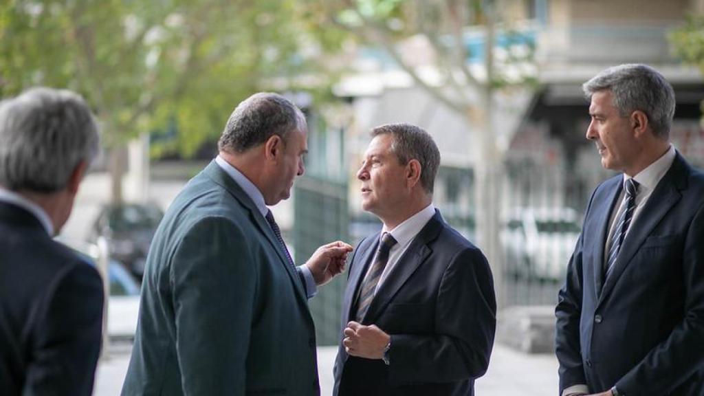 Emiliano García-Page hablando con el consejero de Agricultura, Ganadería y Desarrollo Rural, Julián Martínez Lizán, a la entrada a los premios Cornicabra.