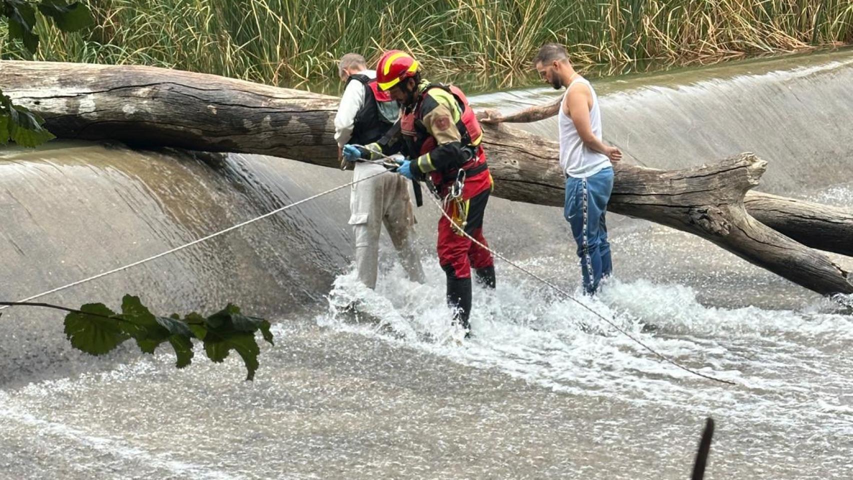 Los bomberos emplearon chalecos y cuerdas para el rescate.