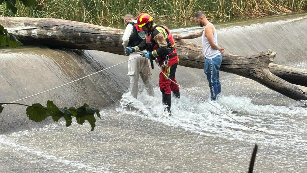 Los bomberos emplearon chalecos y cuerdas para el rescate.
