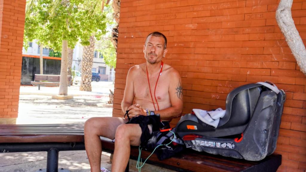 Sergio Mira en el banco donde duerme, en el barrio de Carrús.