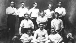 El equipo del Real Club Deportivo de La Coruña cuando recibió la distinción de Real