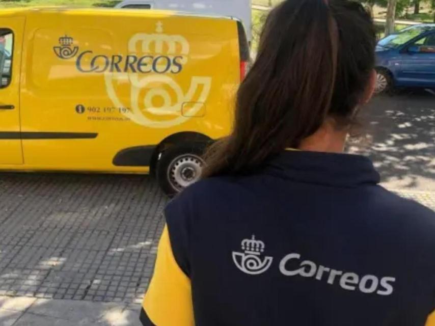 Una repartidora de Correos.