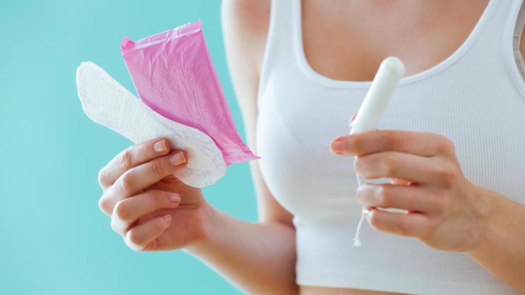 Una mujer con productos menstruales