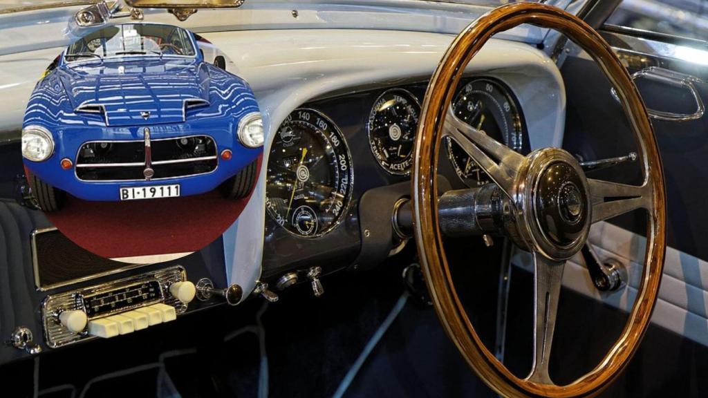 Este coche antiguo es un símbolo de la industria automotriz española.