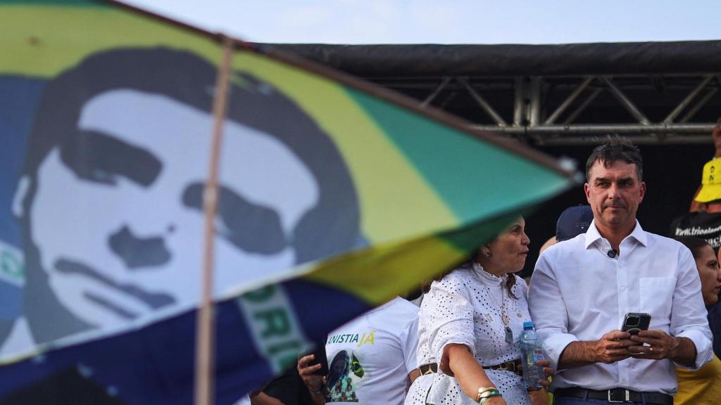 El hijo del expresidente brasileño Jair Bolsonaro , el senador Flavio Bolsonaro.