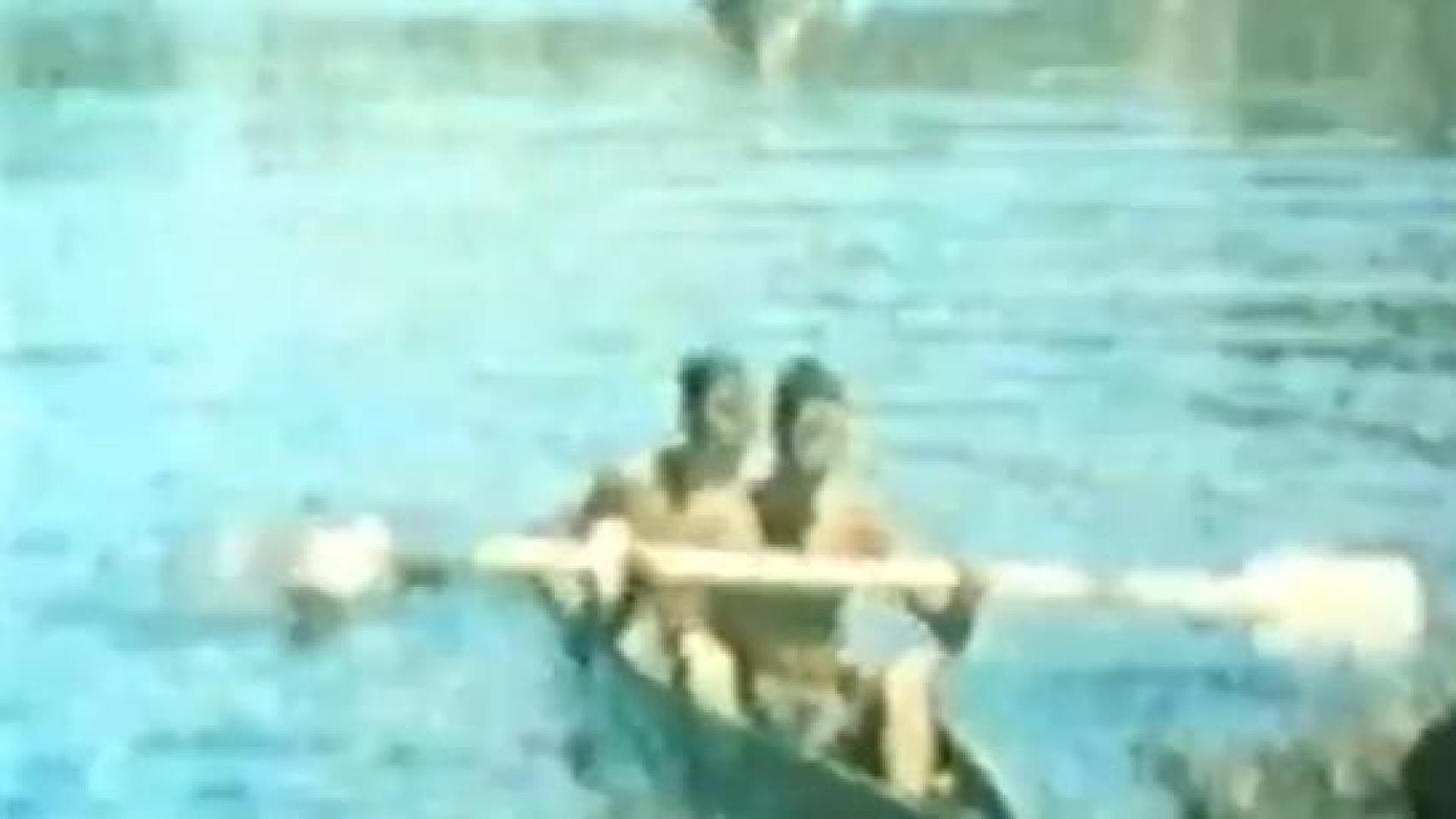 Toledanos bañándose en la playa de la Solanilla en el Tajo en Toledo en 1965. Donación de A. Laín.