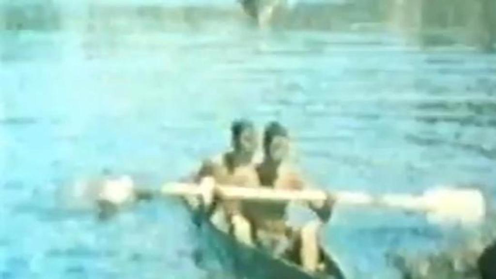Toledanos bañándose en la playa de la Solanilla en el Tajo en Toledo en 1965. Donación de A. Laín.