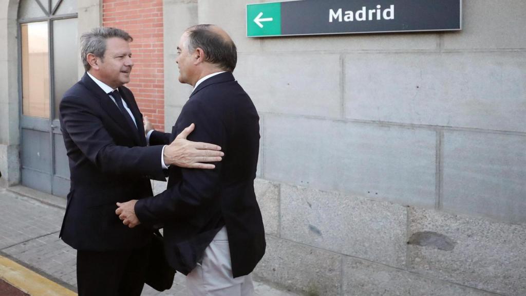 El secretario de Estado de Transportes y Movilidad Sostenible, José Antonio Santano, y el alcalde de Talavera, José Julián Gregorio.