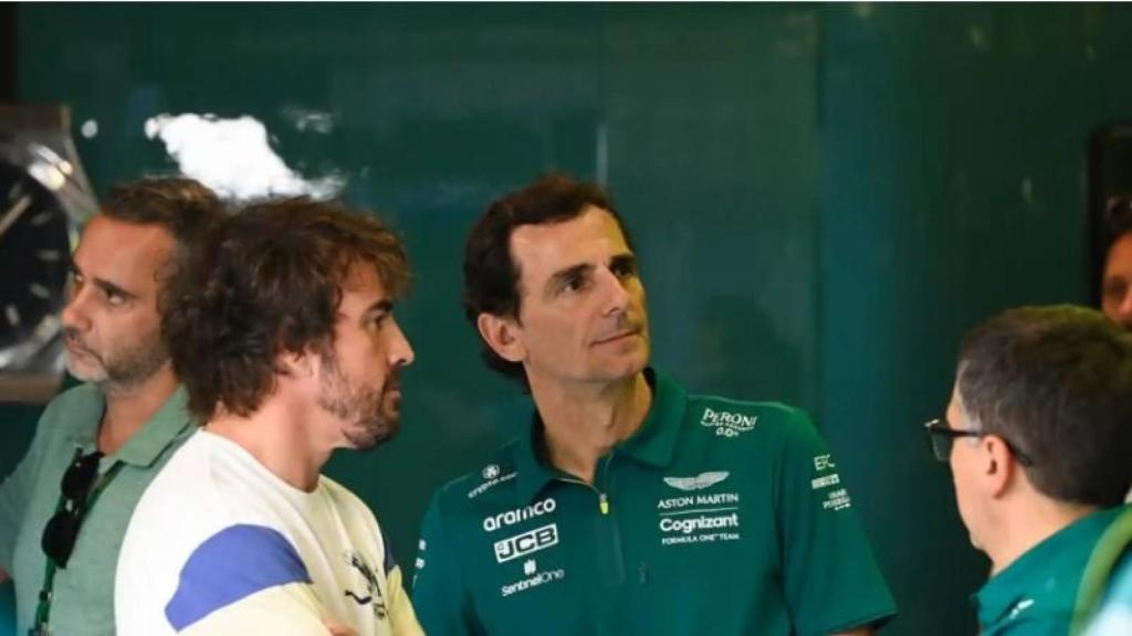 Fernando Alonso junto a Pedro Martínez de la Rosa en Abu Dhabi en enero de 2023.