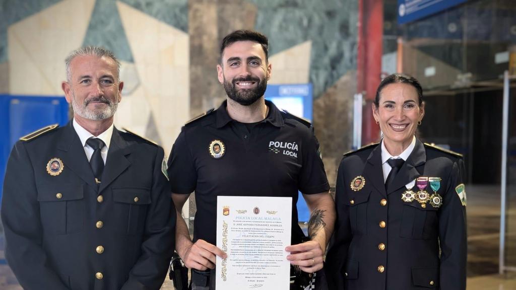 José Antonio con sus padres.