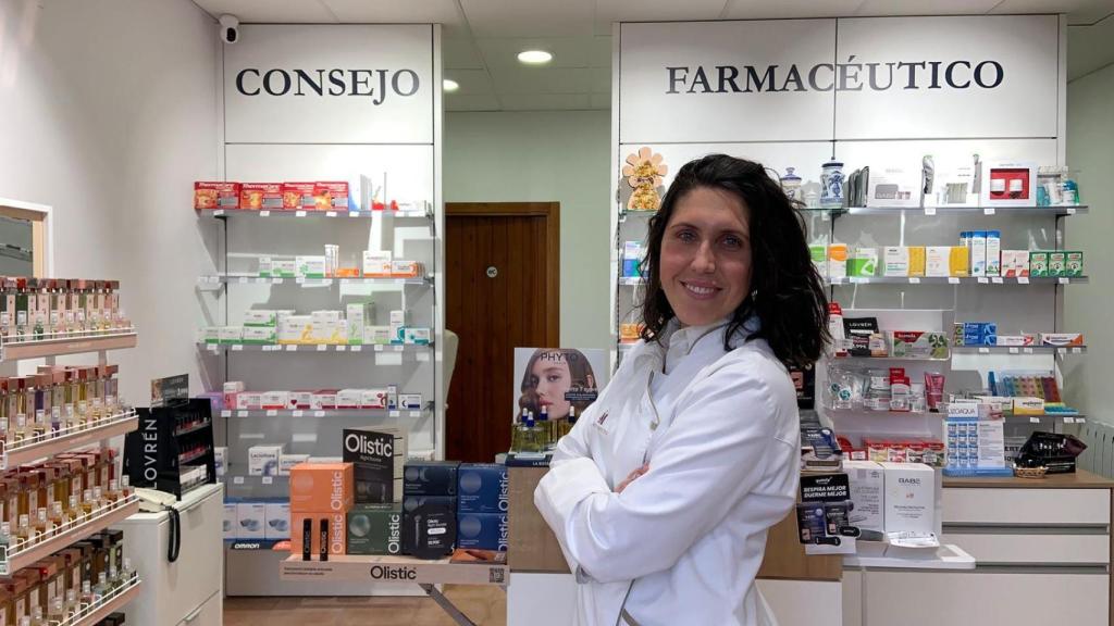 Carmen Mateo en la farmacia de Torrecilla de Alcañiz.