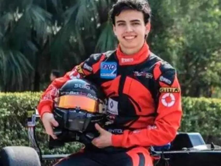 Antolín González, en una de sus muchas imágenes difundidas a medios de comunicación durante su carrera como piloto aspirante a la Fórmula 1.