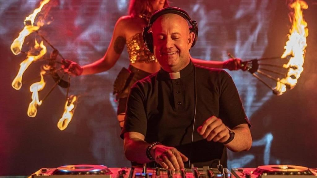 El Padre Guilherme pinchando en Lisboa.