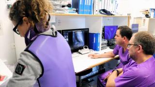 Sanitarios trabajando en el diagnóstico de una radiografía.