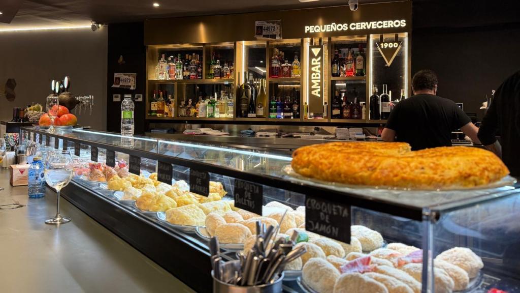 Barra con croquetas y tapas.