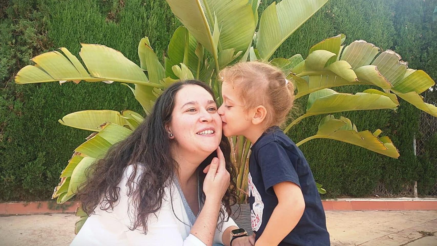 Pelayo, junto a su madre Nuria.