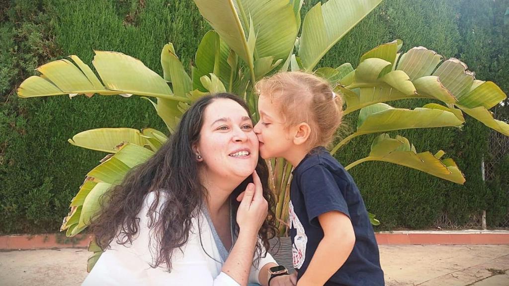 Pelayo, junto a su madre Nuria.