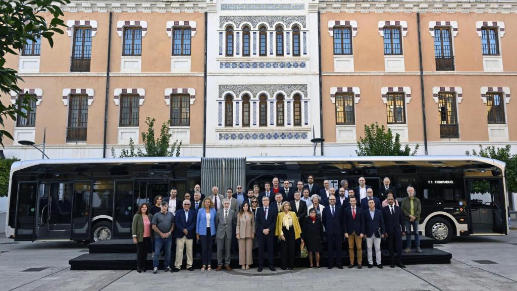 Presentación del tranvibús en el Cuartel de Artillería.
