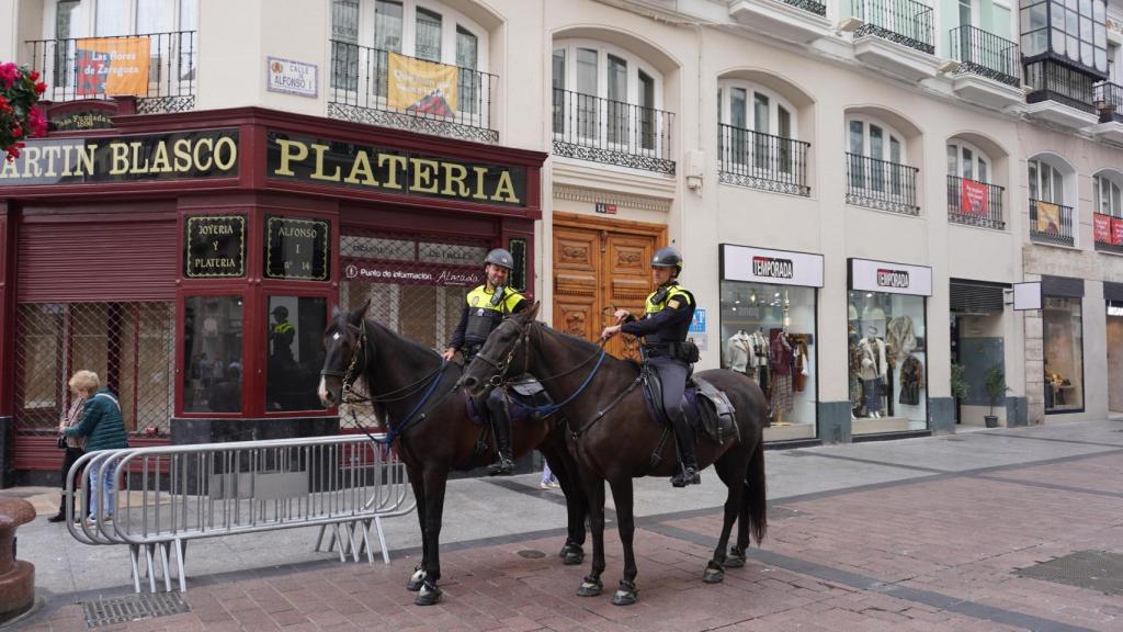 Agentes de la Policía Local, en el centro de Zaragoza.