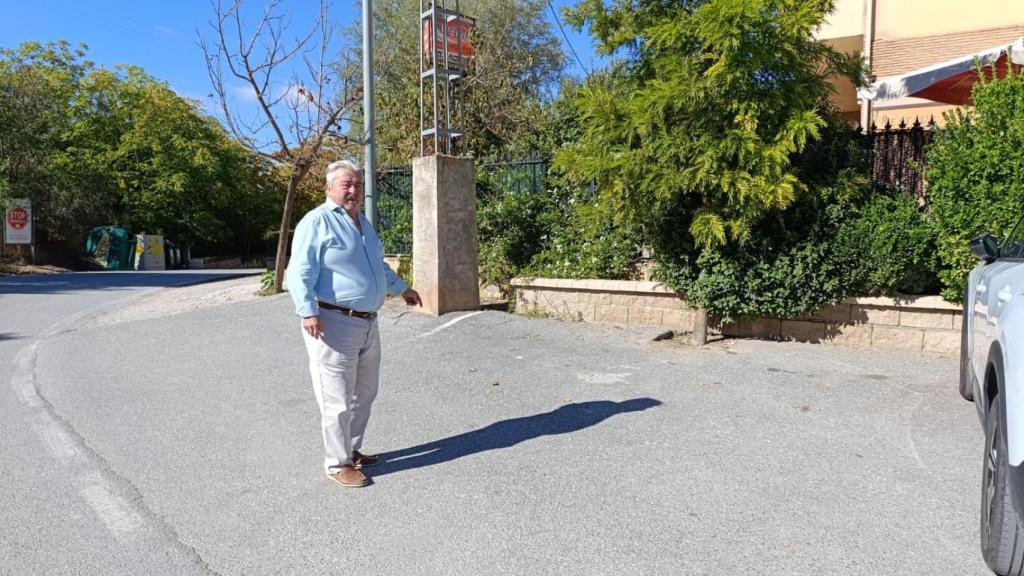 José Gutiérrez, dueño del Hostal El Nacimiento, muestra a EL ESPANOL el lugar donde aparcó el furgón que transportaba los cuadros hacia Granada.