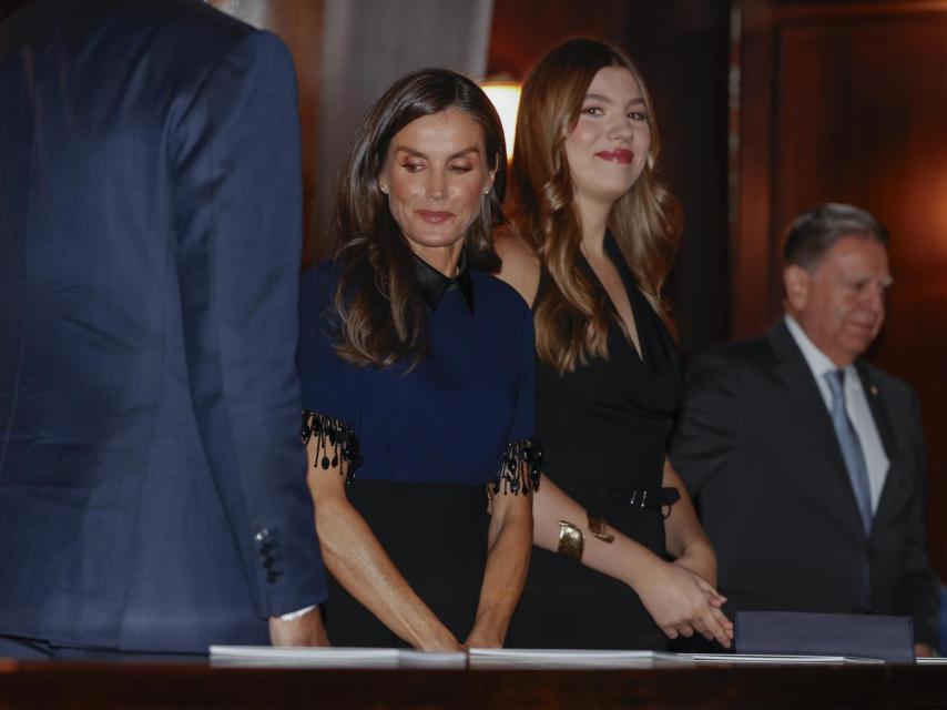 La reina Letizia y la infanta Sofía en el palco de honor del Príncipe Felipe.