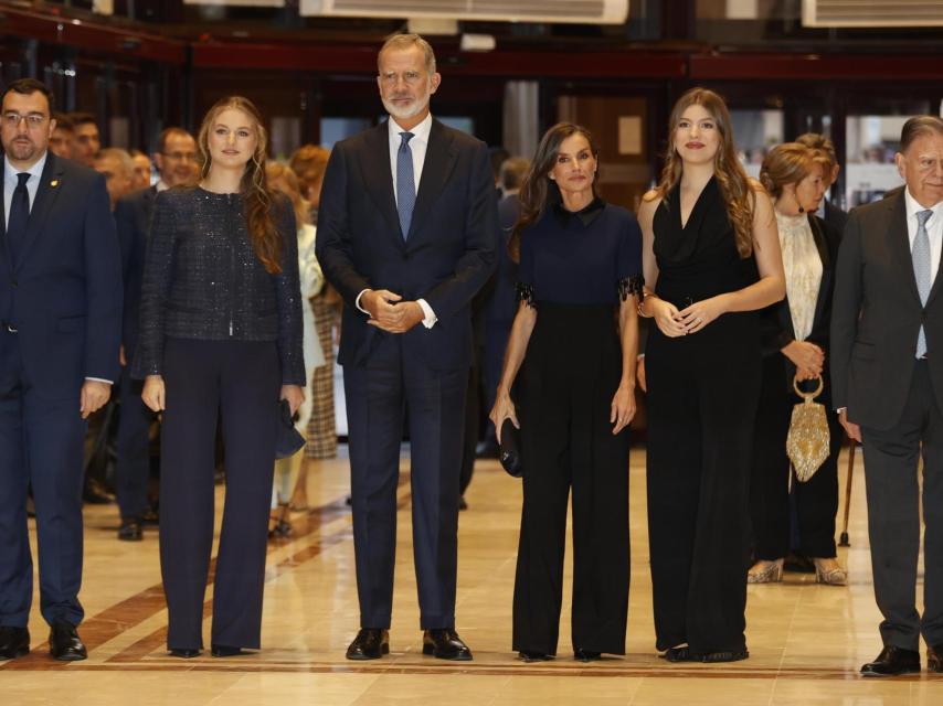 La reina Letizia ha innovado este año al lucir pantalón y blusa.