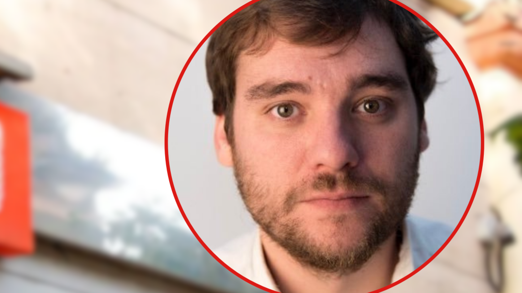 Eduardo Cariñena, con la sede del PSOE-Aragón de fondo.