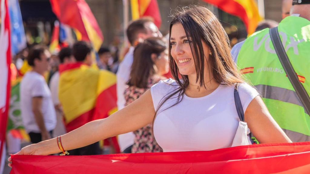 Josling Montilva sostiene una bandera de España.