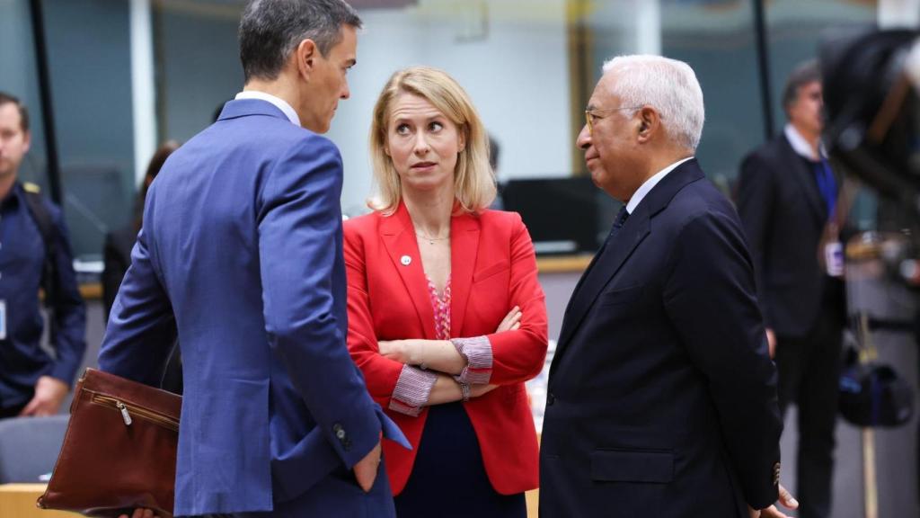 Pedro Sánchez conversa con la jefa de la diplomacia de la UE, Kaja Kallas, y con el presidente del Consejo, António Costa, durante la cumbre de este jueves en Bruselas