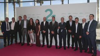 En el centro, Francisco Fiestras, director territorial de Quirónsalud Levante y Canarias, junto a su equipo directivo.