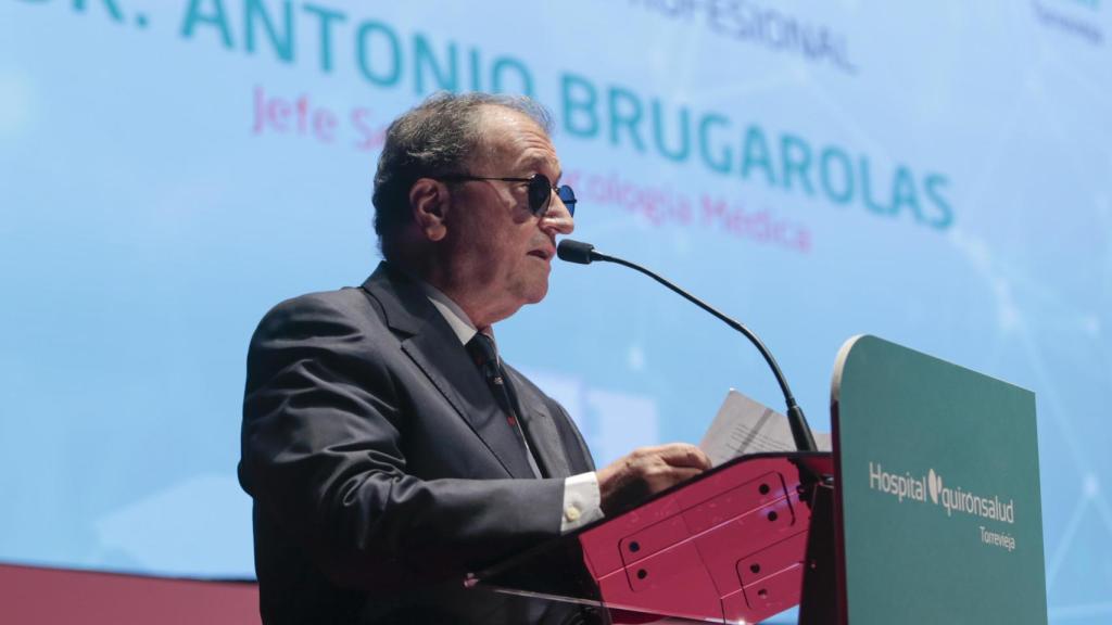 El doctor Antonio Brugarolas, referente de la Plataforma de Oncología, ha recibido una mención especial muy ovacionada con el público en pie.