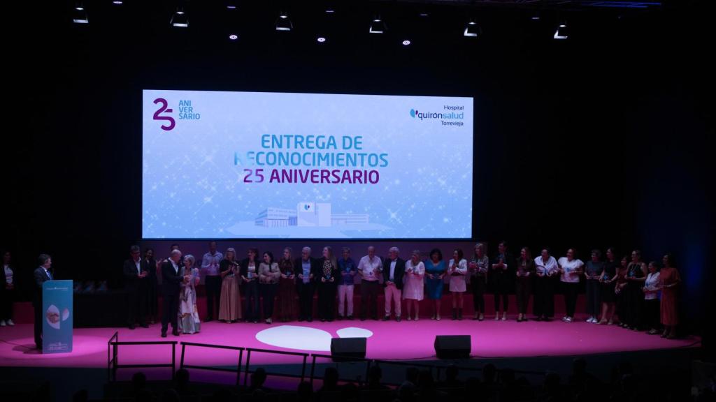 En sucesivos bloques, han recogido su reconocimiento sanitarios, personal del hospital, pacientes y asociaciones.