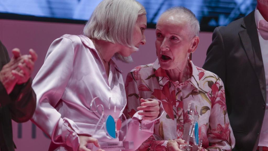 Dos de las pacientes homenajeadas que han colaborado en la serie de pódcast “Historias Clínicas”, una colección de relatos reales protagonizados por pacientes y médicos del hospital.