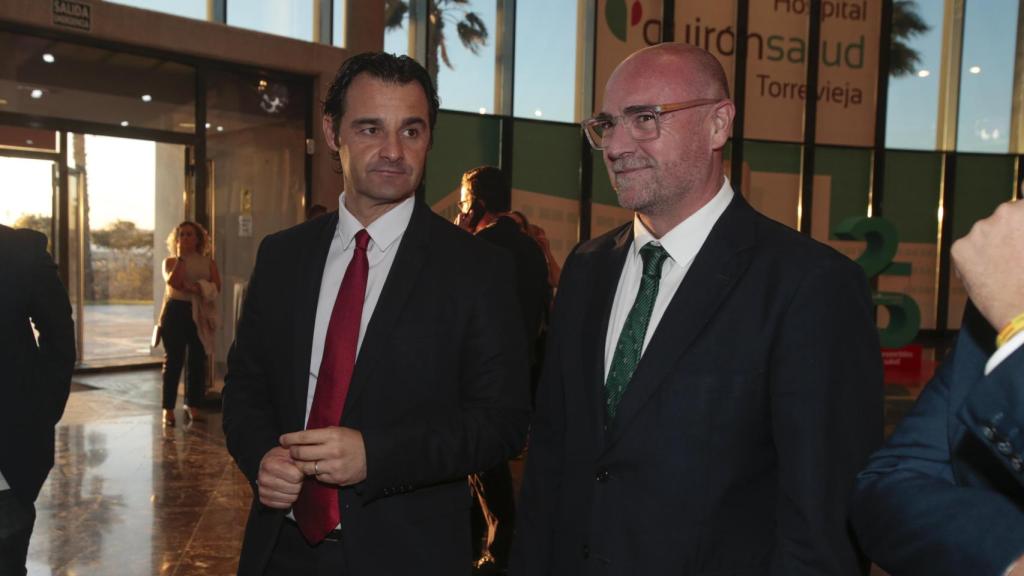 El alcalde de Torrevieja, Eduardo Dolón, y el director territorial de Sanidad, Francisco Ponce.