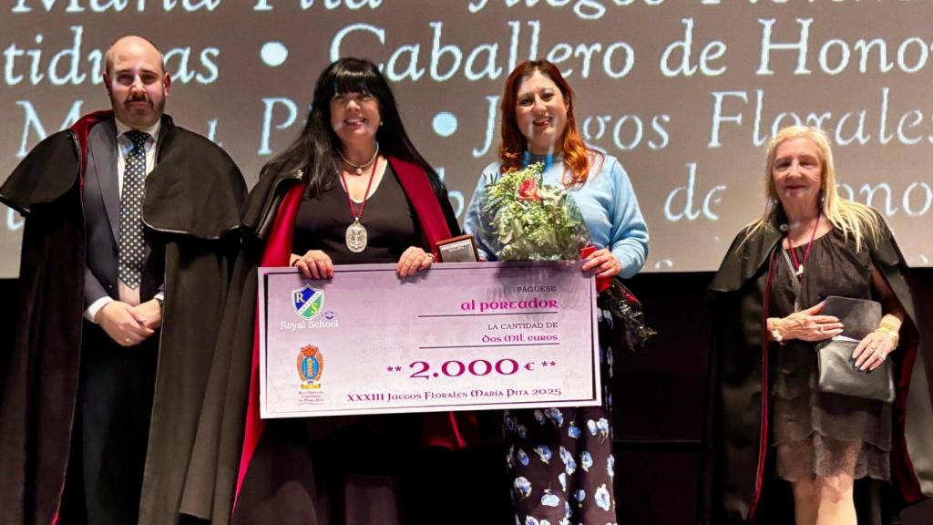 Lucía Aldao gana en A Coruña el premio senior de la XXXIII edición de los Juegos Florales María Pita, que recogió en su nombre María Nieto.