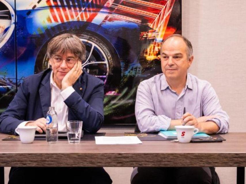 Carles Puigdemont junto a Jordi Turull, en Waterloo (Bélgica), en una reunión con la dirección de Junts.