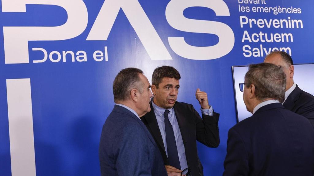 Carlos Mazón, junto a tres de sus consellers este jueves. Rober Solsona / EP