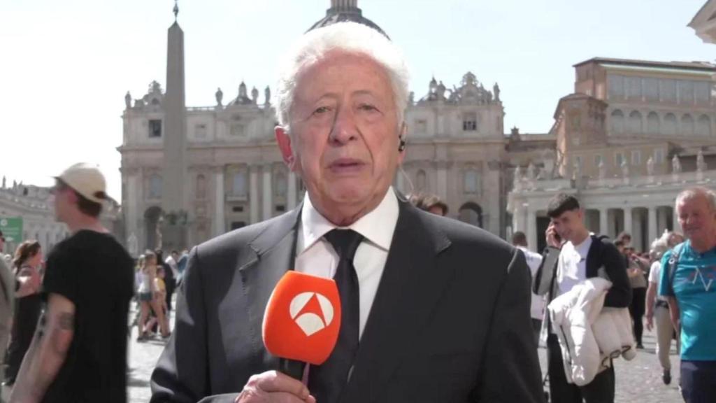 El periodista Antonio Pelayo, durante una de sus coberturas para Antena 3 por la muerte del papa Francisco.