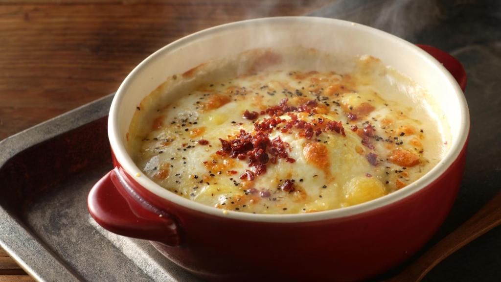 Queso fundido en una cazuela de barro.