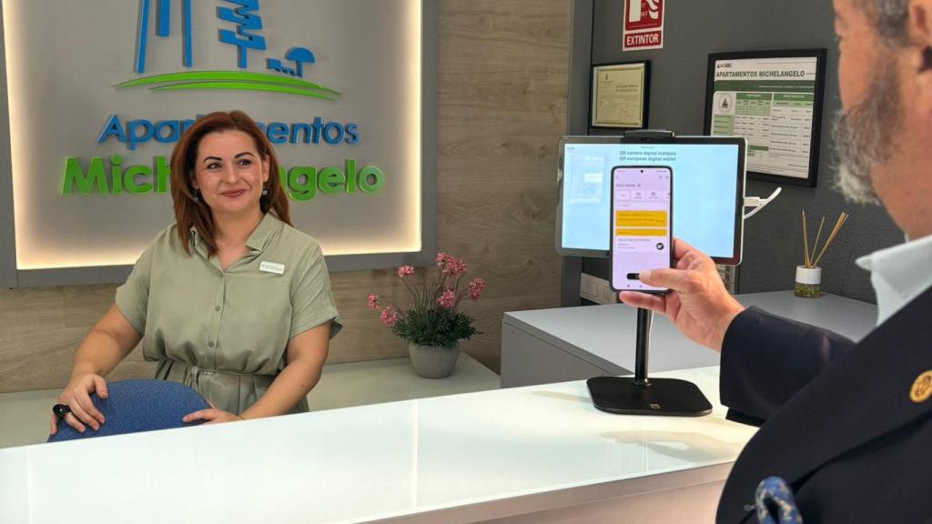 Fabián Torres, director de Desarrollo de Negocios de SICPA, hace check-in con la cartera digital europea