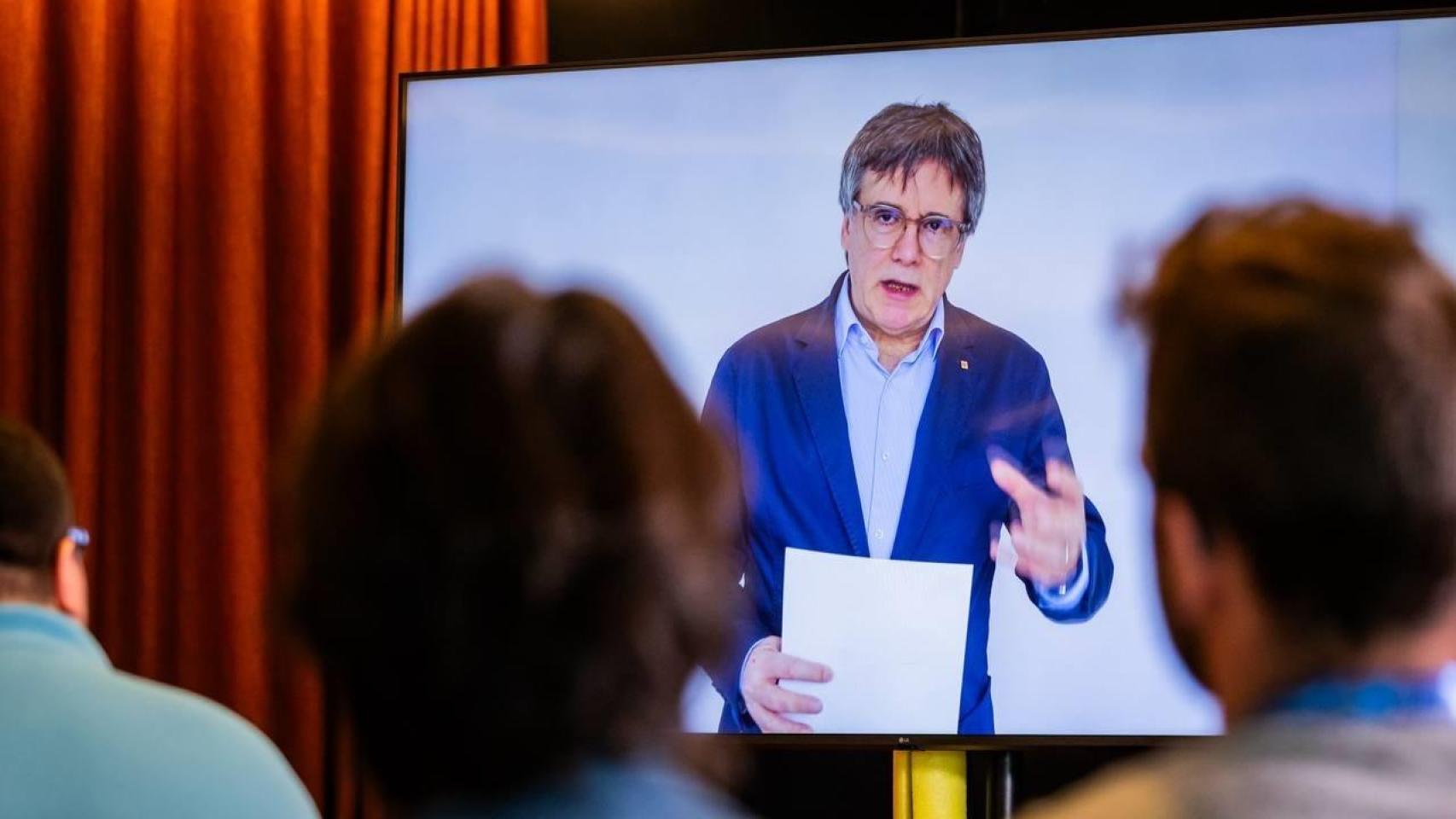 Carles Puigdemont, presidente de Junts, interviene de manera telemática el pasado domingo, en la clausura del Campus Junts 2025 en Cardona (Barcelona).