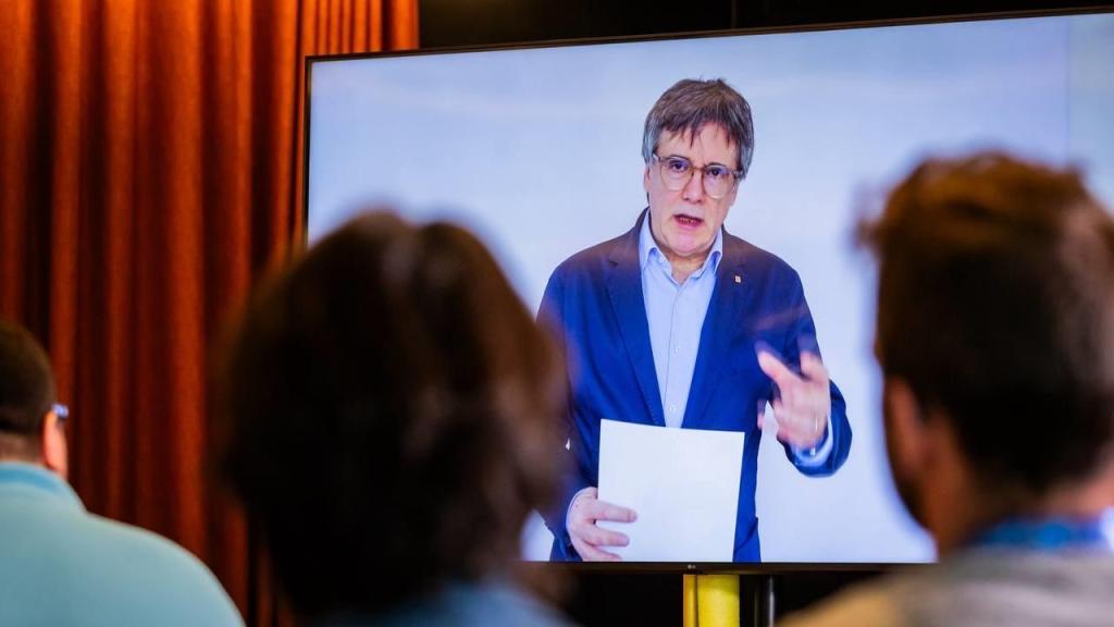 Carles Puigdemont, presidente de Junts, interviene de manera telemática el pasado domingo, en la clausura del Campus Junts 2025 en Cardona (Barcelona).