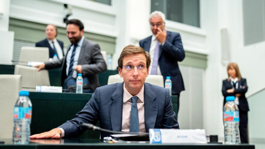 El alcalde de Madrid, José Luis Martínez-Almeida, durante una sesión ordinaria del Pleno Municipal, en el Palacio de Cibeles, a 30 de septiembre de 2025, en Madrid.