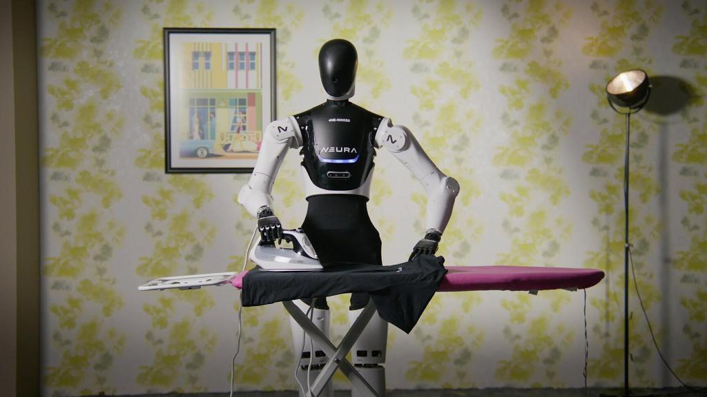 El robot 4NE1 de Neura Robotics planchando