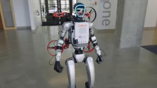 El robot humanoide con el dron a su espalda.