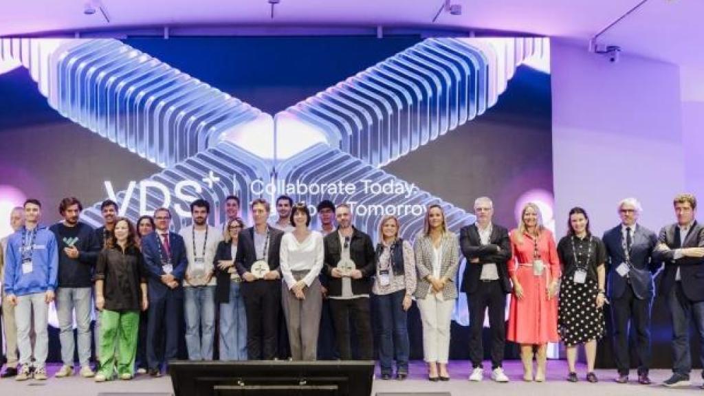 Foto de familia de premiados y autoridades en la entrega de los premios de la competición internacional de startups.